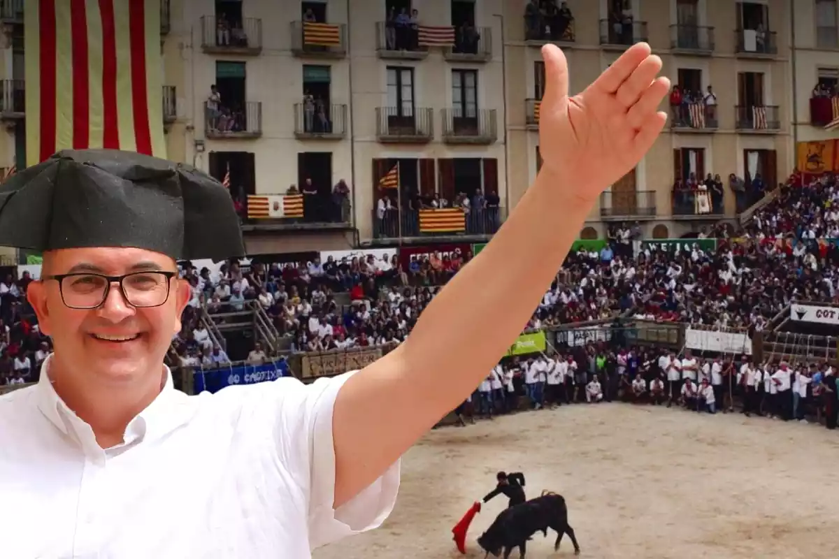 plano medio de Xavier Rius sonriente con la mano alzada, una camisa de manga corta blanca y un sombrero negro, detrás un plano general de una corrida de toros en las calles de un pueblo catalán lleno de gente
