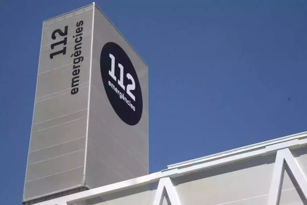 Torre de emergencias en el edificio del 112 de Reus con el logo del servicio en grande