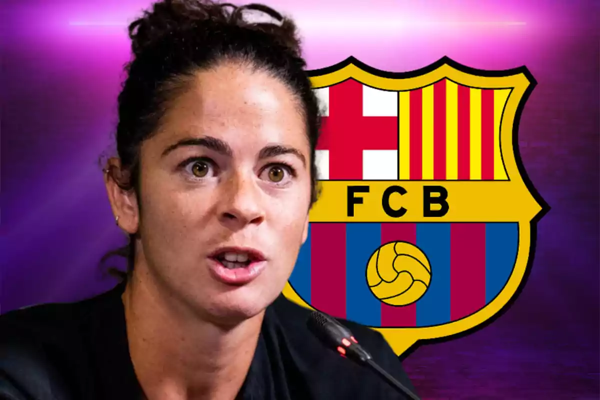 Una persona hablando frente a un micrófono con el escudo del FC Barcelona de fondo.