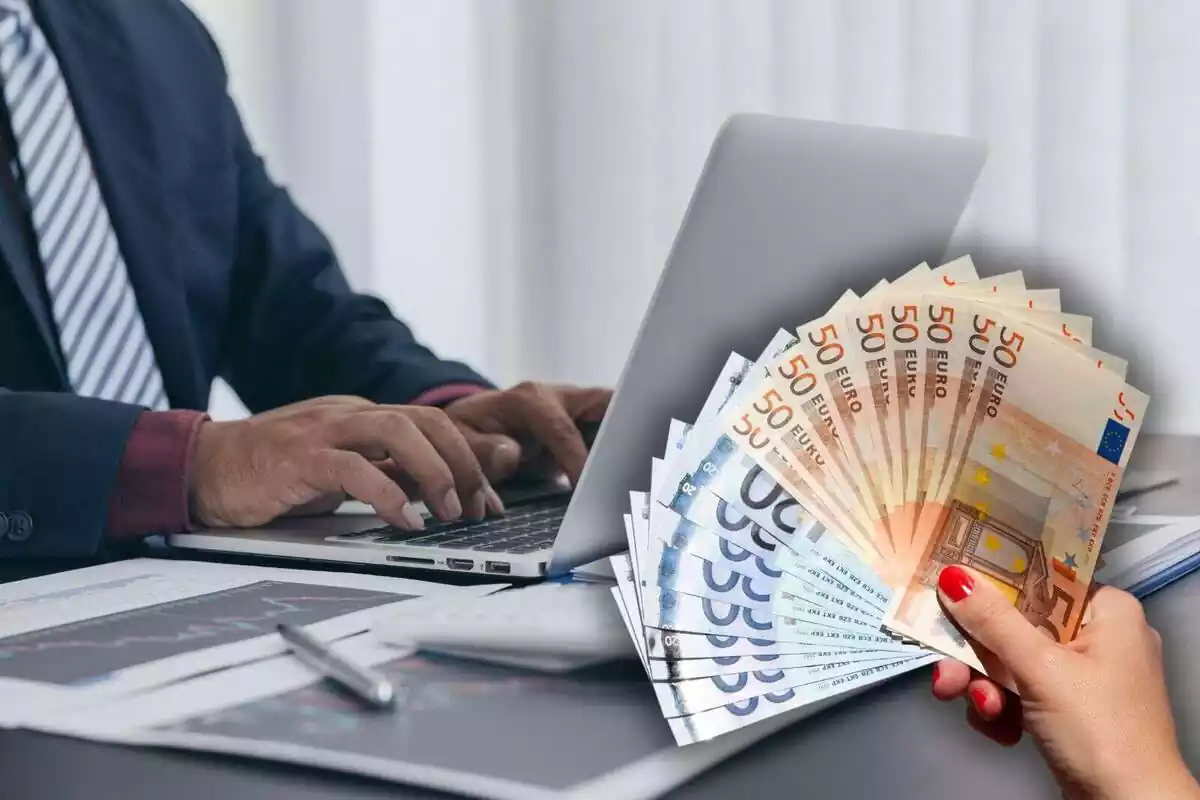 Una persona utilizando un ordenador portátil y una imagen superpuesta de una mano sosteniendo varios billetes de euro
