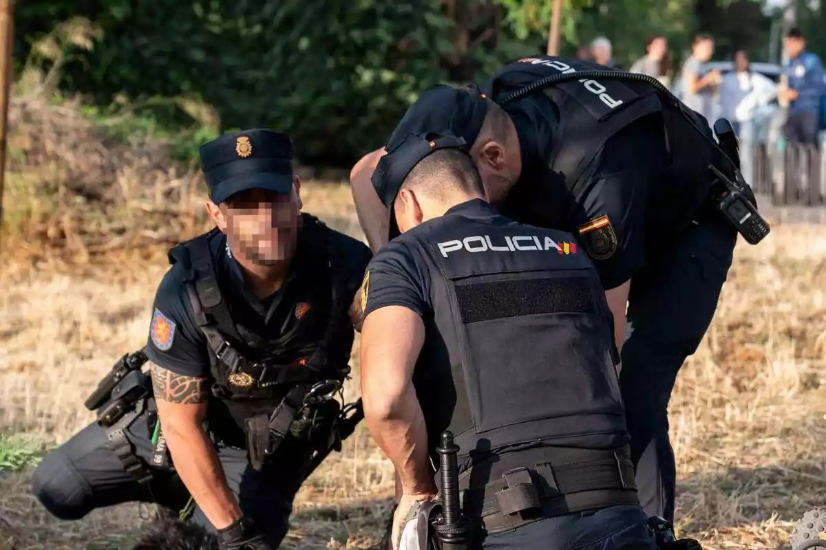 Varios agentes de la Policía Nacional detienen a un hombre que estaba protestando en las inmediaciones del último acto de campaña de VOX en Aluche, a 26 de mayo de 2023, en Madrid