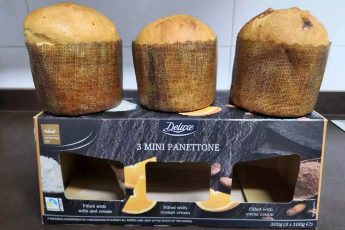 Tres panettones pequeños de Lidl encima del envase Tres panettones pequeños de Lidl encima del envase