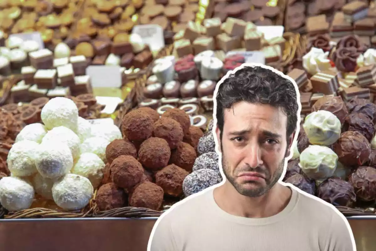Hombre triste delante de bombones de chocolate