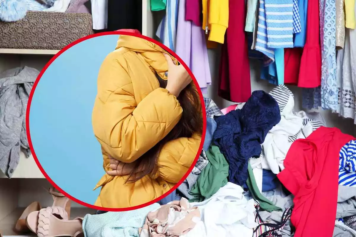 Abrigo de plumas amarillo en círculo rojo sobre fondo de ropero lleno de ropa desordenada