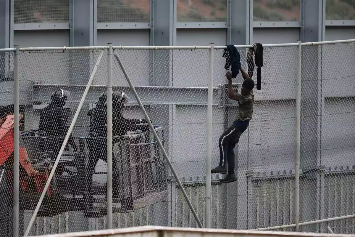 Foto de un inmigrante saltando la valla