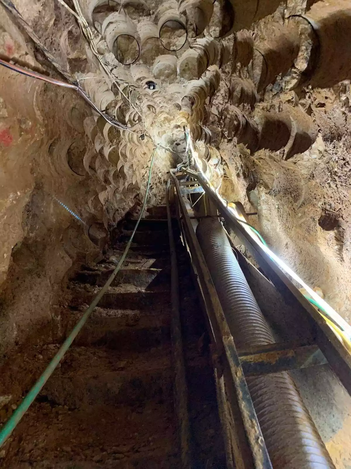 Escaleras dentro del túnel, con un sistema de izado y tubo de ventilación. Escaleras dentro del túnel, con un sistema de izado y tubo de ventilación.