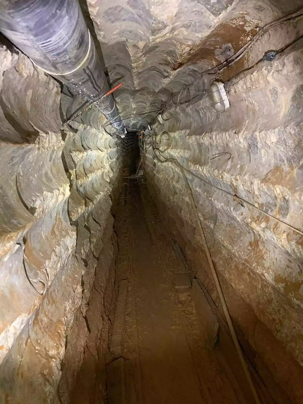Un túnel en su parte más profunda. Dos metros de alto por uno de ancho. Longitud de un kilómetro Un túnel en su parte más profunda. Dos metros de alto por uno de ancho. Longitud de un kilómetro