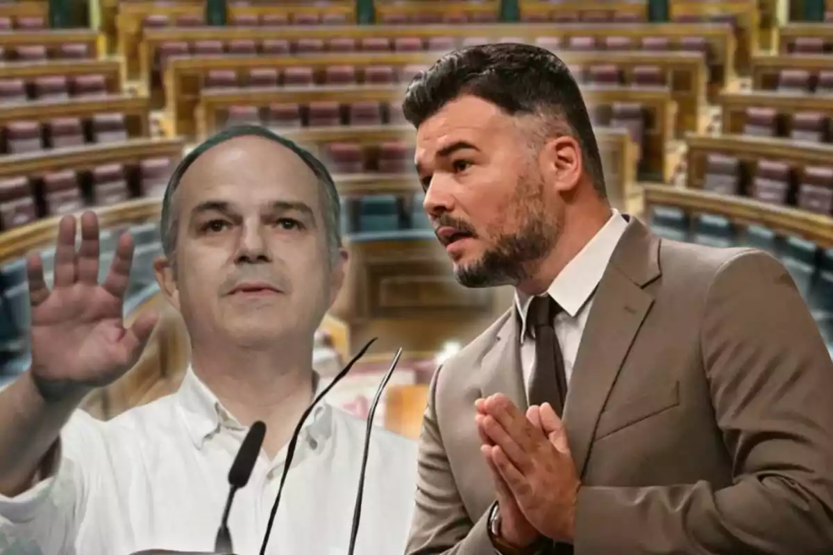 Dos hombres en primer plano uno con camisa blanca y otro con traje marrón en el interior de un parlamento con asientos vacíos al fondo