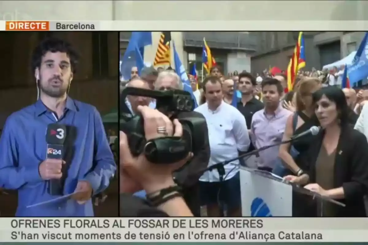 Un reportero de televisión informa en vivo desde Barcelona mientras se muestra una escena de una ofrenda floral con personas y banderas en el fondo.