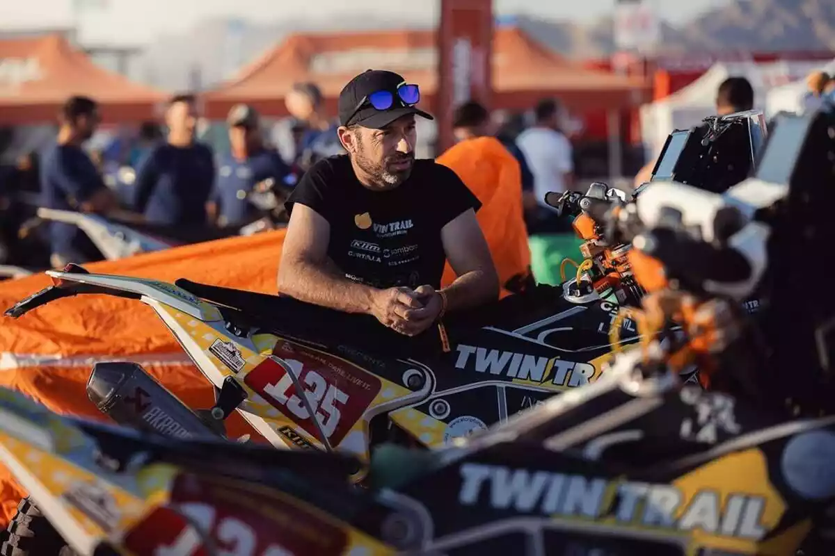 Carles Falcón, piloto del Twin Trail Racing del Dakar apoyado en su moto