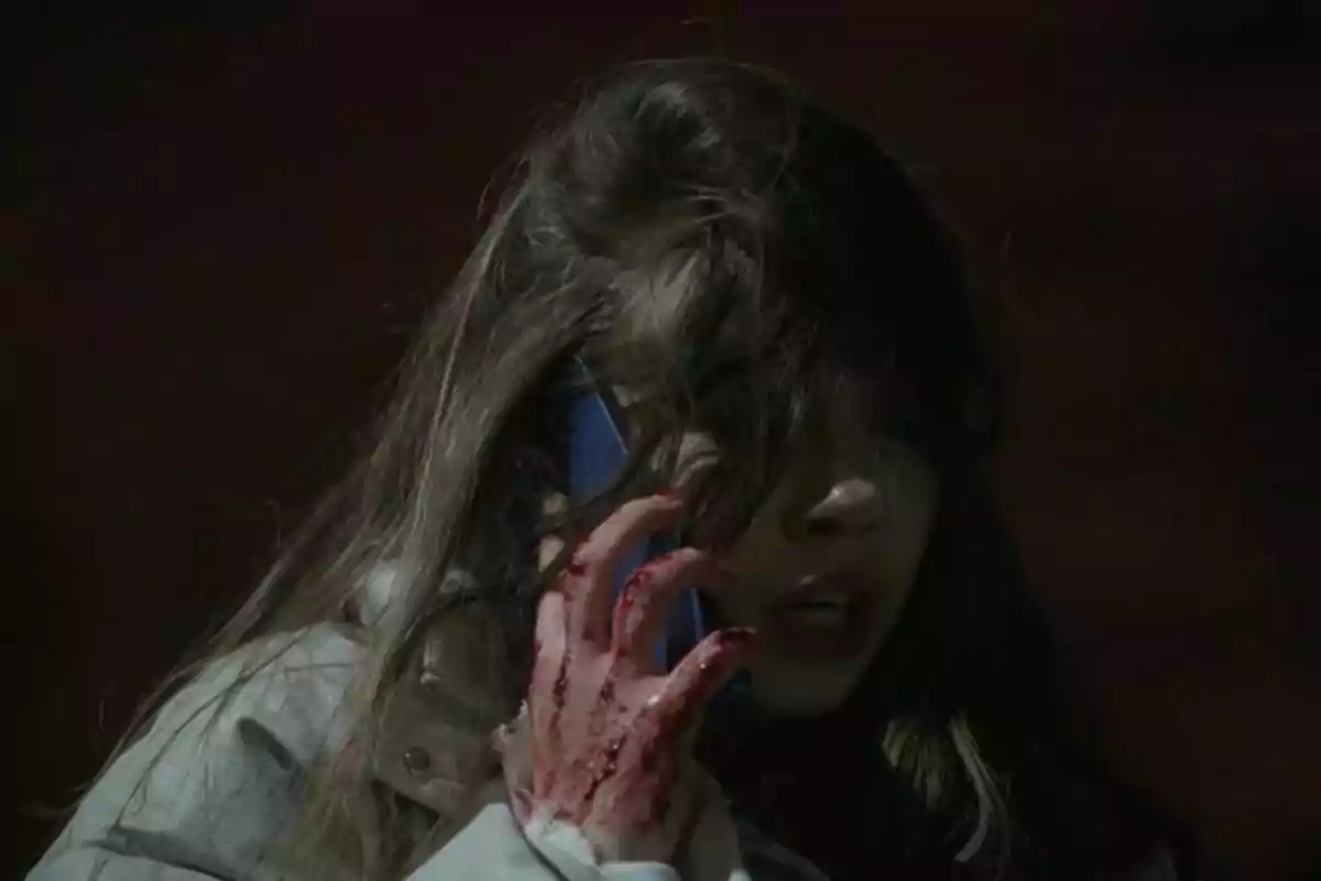 Umay con el cabello suelto habla por teléfono mientras su mano está cubierta de sangre en Renacer. Umay con el cabello suelto habla por teléfono mientras su mano está cubierta de sangre en Renacer.