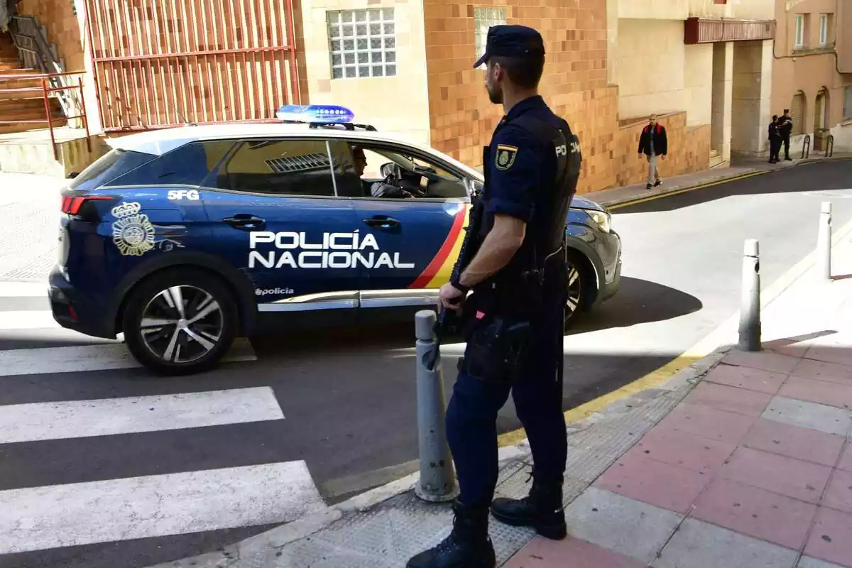 Un agente y vehículo de Policía Nacional participan en un operativo policial