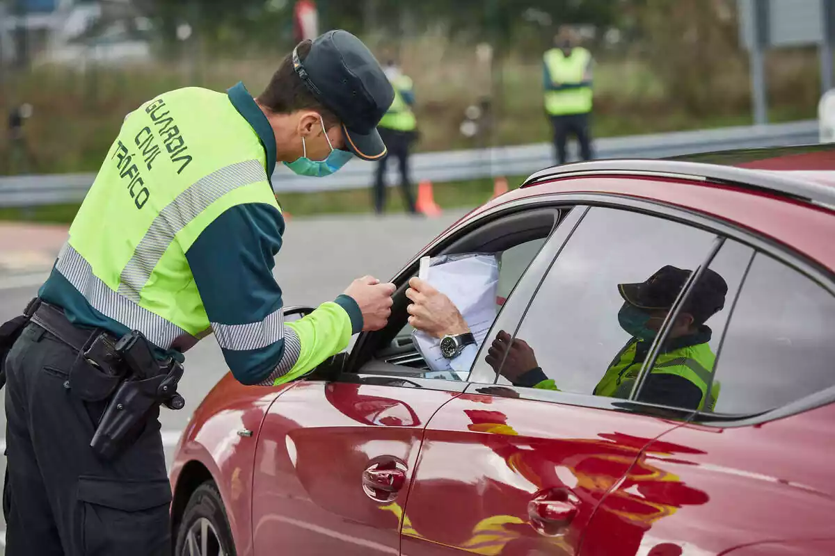 Un Guardia Civil de Tráfico pidiendo la documentación a un conductor