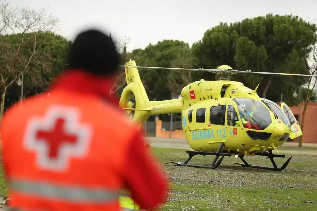 Un técnico sanitario con un helicóptero del Servicio de Urgencia Médica de la Comunidad de Madrid que participa en una Yincana Sanitaria, en el recinto ferial de Las Rozas (Madrid), a 21 de diciembre de 2022