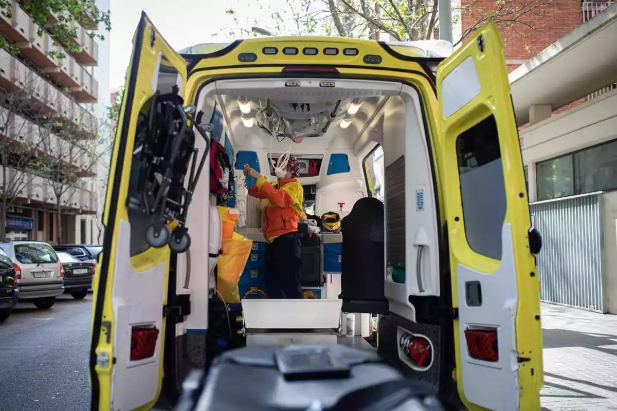 Una técnico del Sistema de Emergencias Médicas (SEM) de la Generalitat de Cataluña en una ambulancia durante un servicio en 2020
