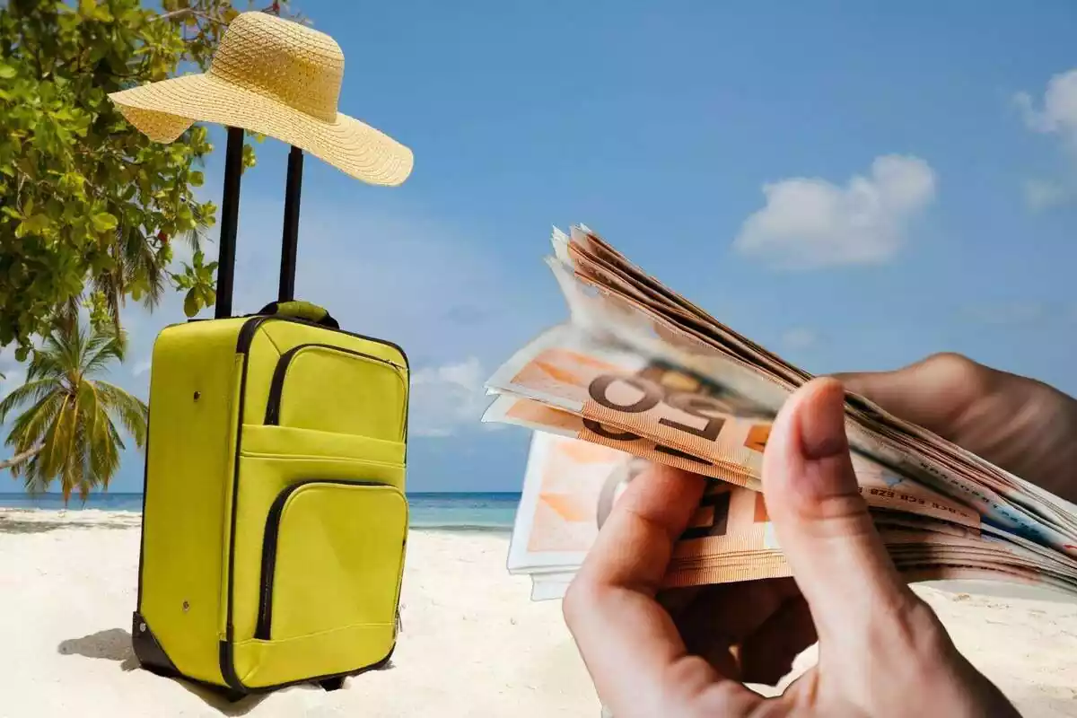 Montaje con una imagen de fondo de una playa con una maleta y un sombrero de paja encima y en una esquina una mano contando billetes de 50 euros