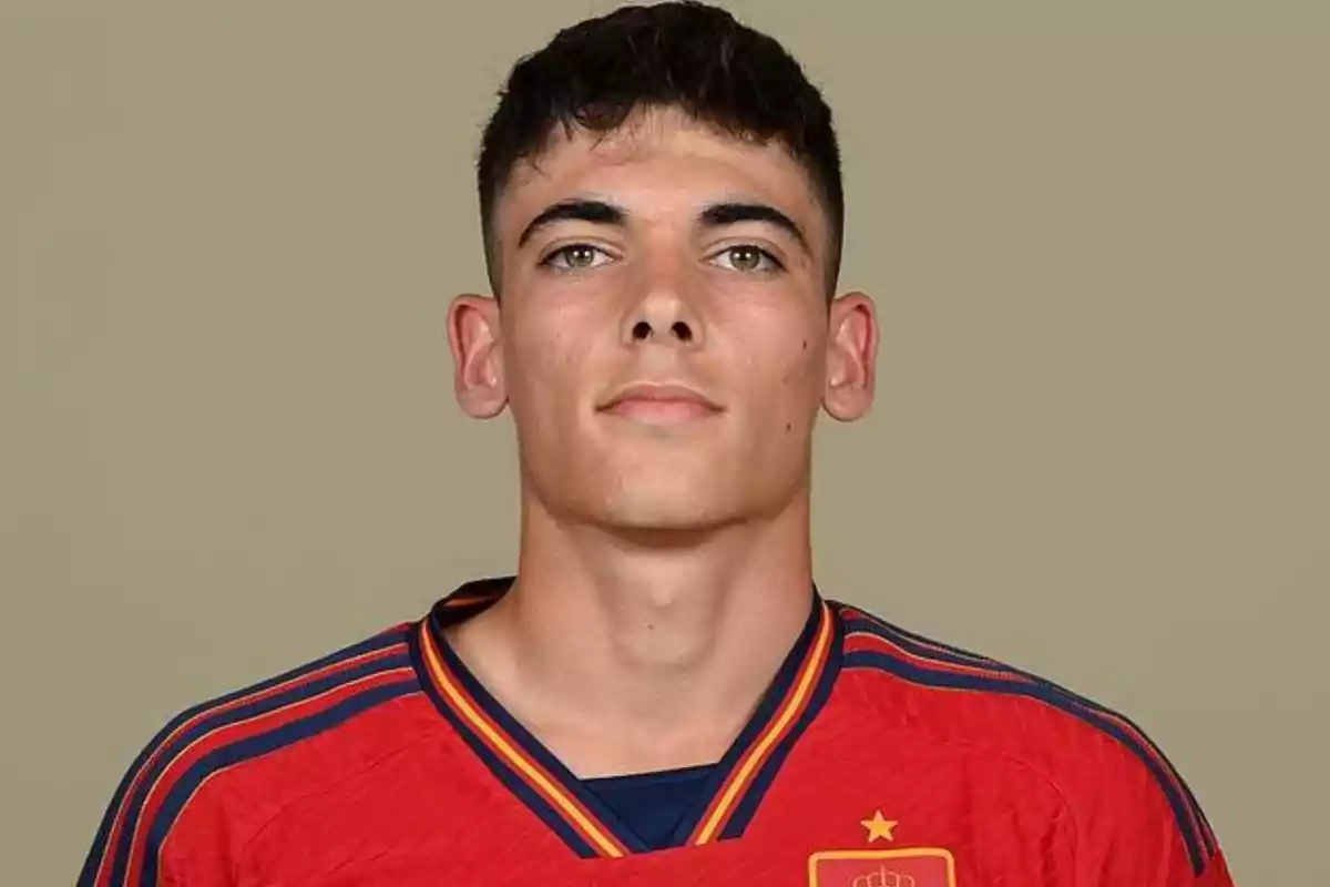 Un joven con camiseta roja de la selección española de fútbol.