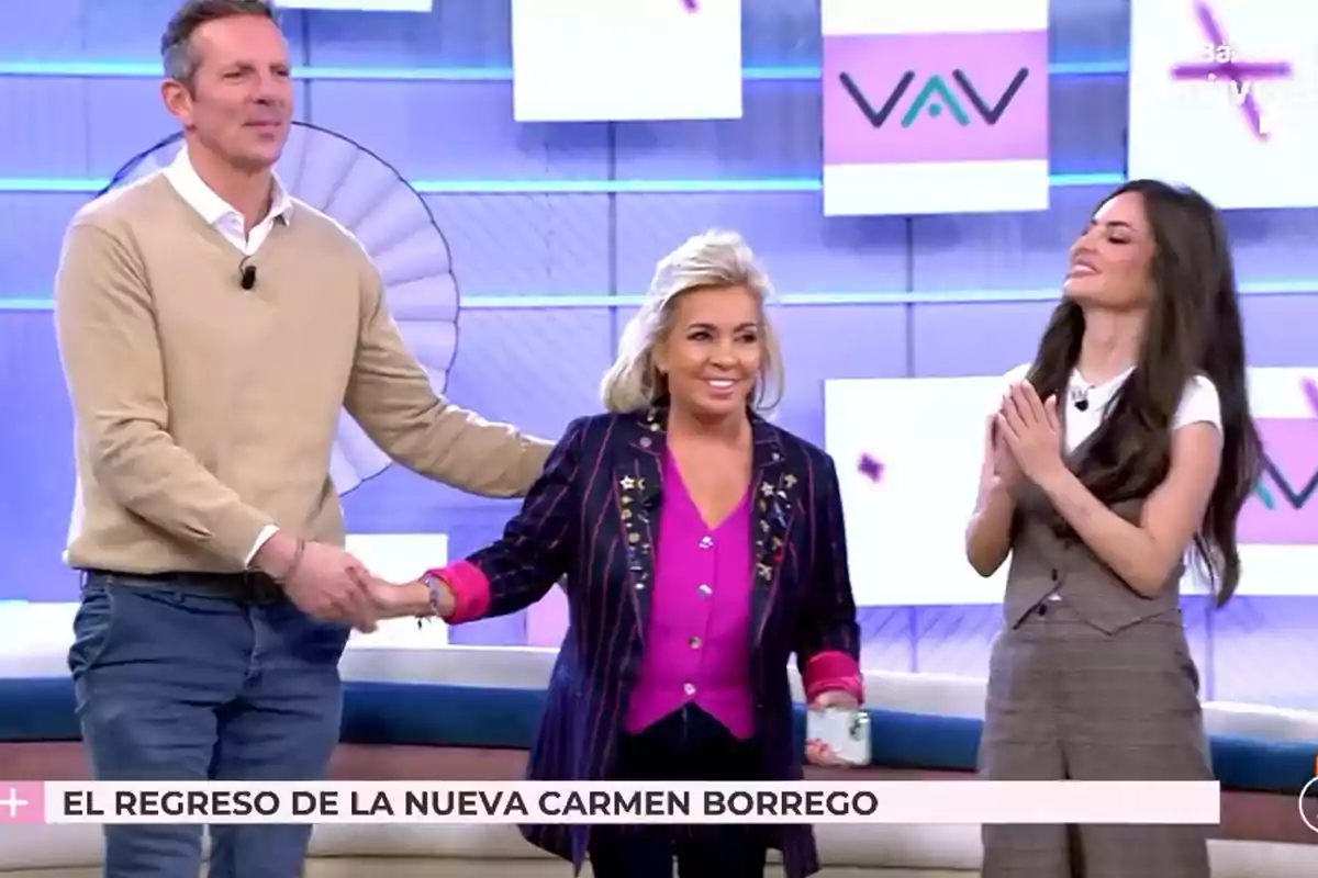 Joaquín Prat, Carmen Borrego y Alexia Rivas en 'Vamos a ver', una de ellas en el centro con una chaqueta a rayas y camisa rosa, mientras las otras dos la acompañan sonrientes. Joaquín Prat, Carmen Borrego y Alexia Rivas en 'Vamos a ver', una de ellas en el centro con una chaqueta a rayas y camisa rosa, mientras las otras dos la acompañan sonrientes.