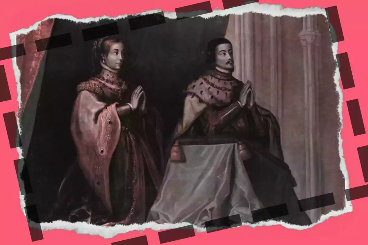 Una pintura antigua muestra a dos figuras reales, a Los Reyes Católicos, vestidos con trajes elegantes y capas con adornos, ambos en posición de oración, con un fondo oscuro y un borde rasgado sobre un fondo rosa.