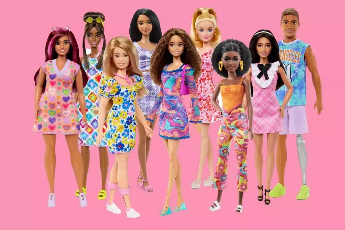 Diversas muñecas de Barbie en un fondo rosa