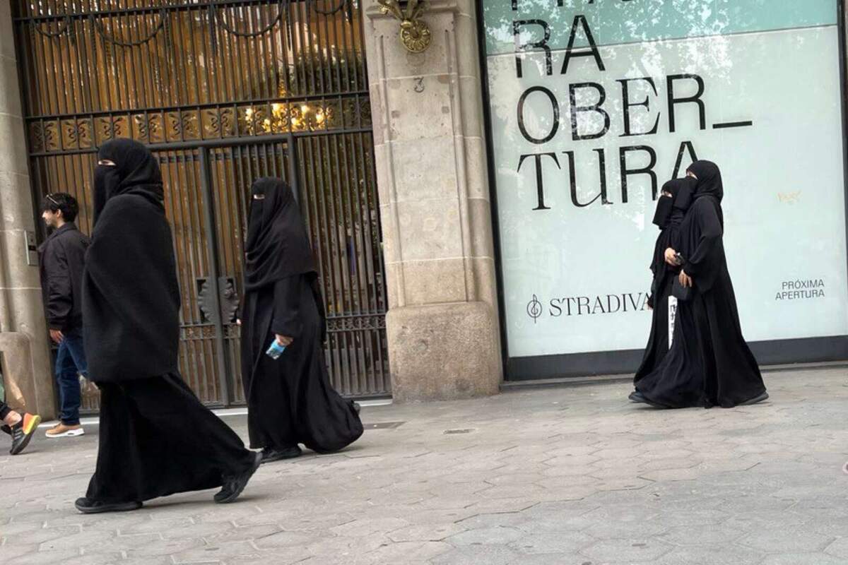 Y ahora está pasando? - Página 11 Varias-mujeres-arabes-vestidas-con-niqab-andando-por-la-calle_1200_800