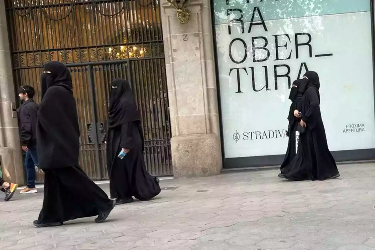 Varias mujeres árabes paseando por las calles de Cataluña vestidas con niqab