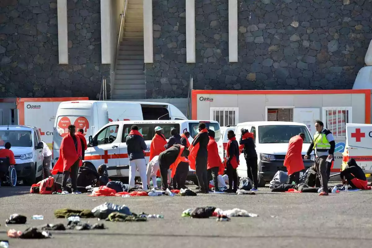 Varios inmigrantes son atendidos por los servicios de emergencias, algunos se cubren el cuerpo con una manta roja