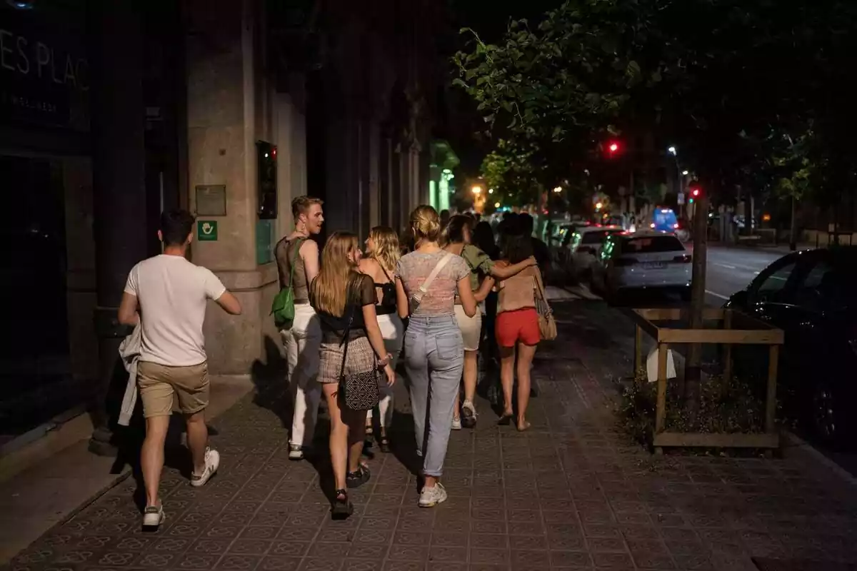 Un grupo de gente caminando por Barcelona de noche