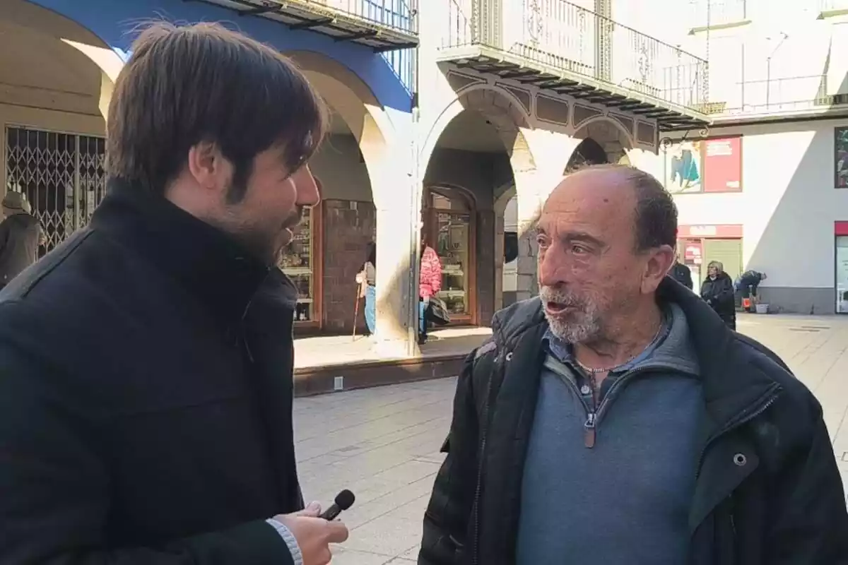 Plano medio de Arnau Borràs hablando con un vecino de Ripoll en las calles de la localidad Plano medio de Arnau Borràs hablando con un vecino de Ripoll en las calles de la localidad