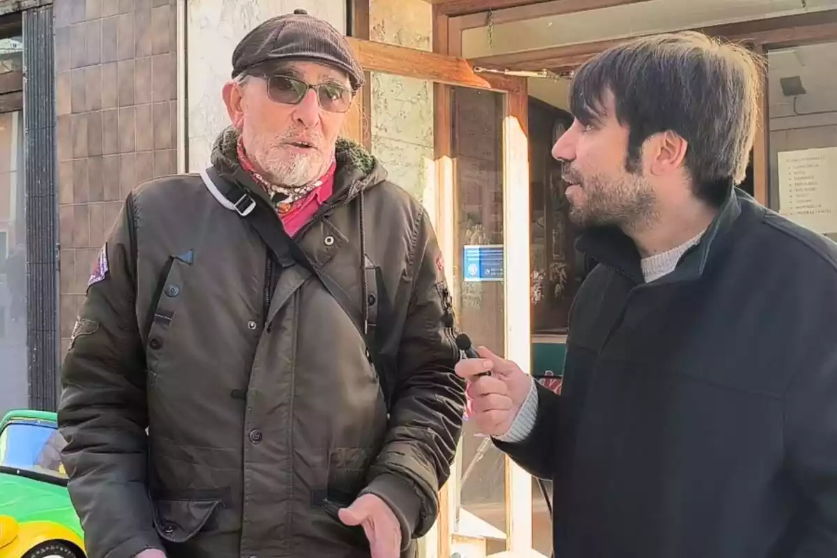 Plano medio de Arnau Borràs hablando con un vecino de Ripoll en las calles de la localidad Plano medio de Arnau Borràs hablando con un vecino de Ripoll en las calles de la localidad