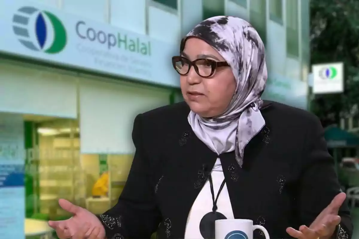 Una mujer con gafas y un pañuelo en la cabeza está hablando gesticulando con las manos frente a un edificio que tiene un cartel de "CoopHalal".