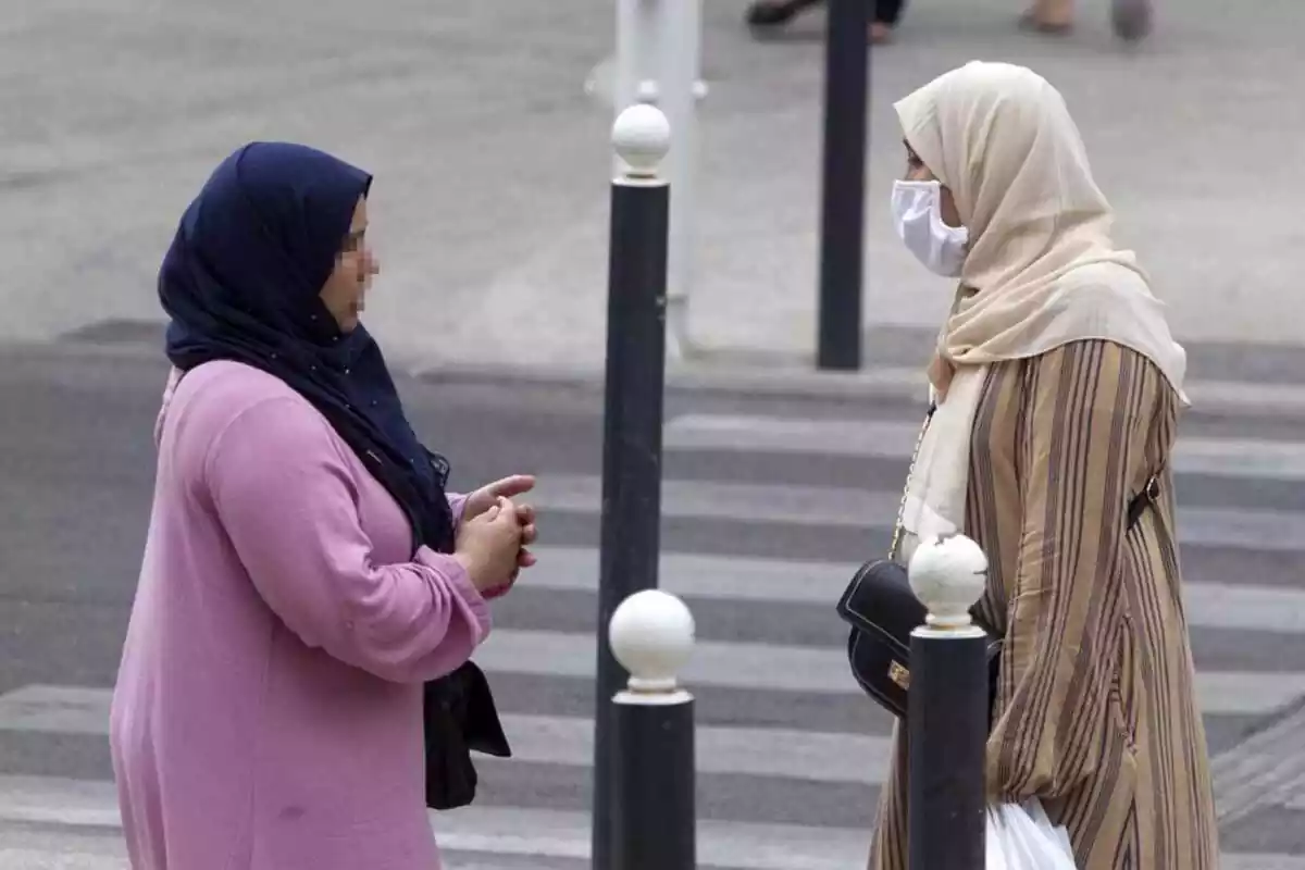 Imagen de dos mujeres con un velo islámico