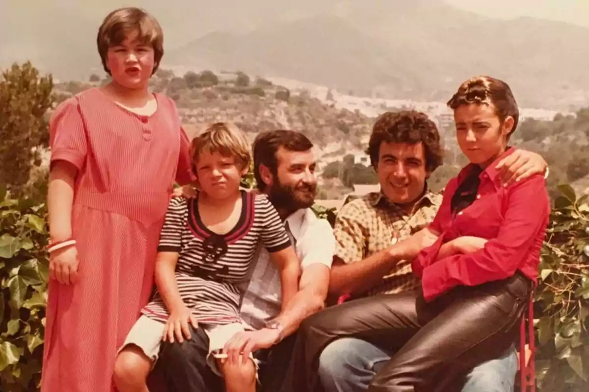 Captura del productor Alfonso Santos junto a los niños de la serie Verano Azul