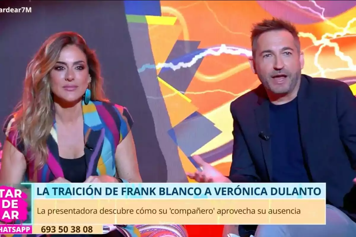 Verónica Dulanto y Frank Blanco están sentados en 'Tardear' con un fondo colorido y un texto en pantalla que menciona una traición.