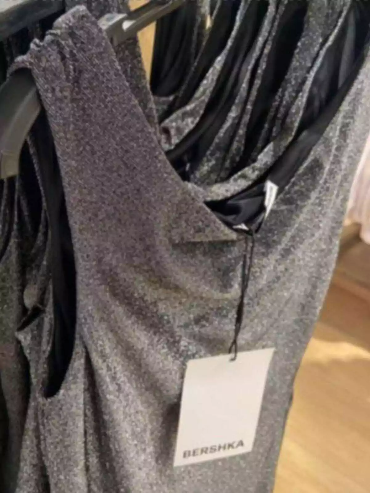 Imagen de un vestido corte de brillos en color plata de Bershka Imagen de un vestido corte de brillos en color plata de Bershka