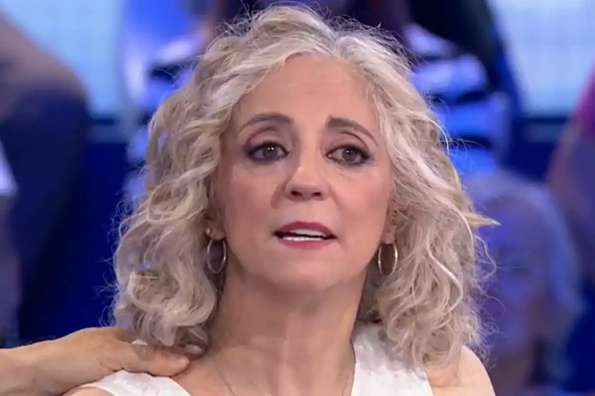 Captura de Vicky del Cerro con cabello rizado y canoso con expresión emocional en el plató de Pasapaalbra