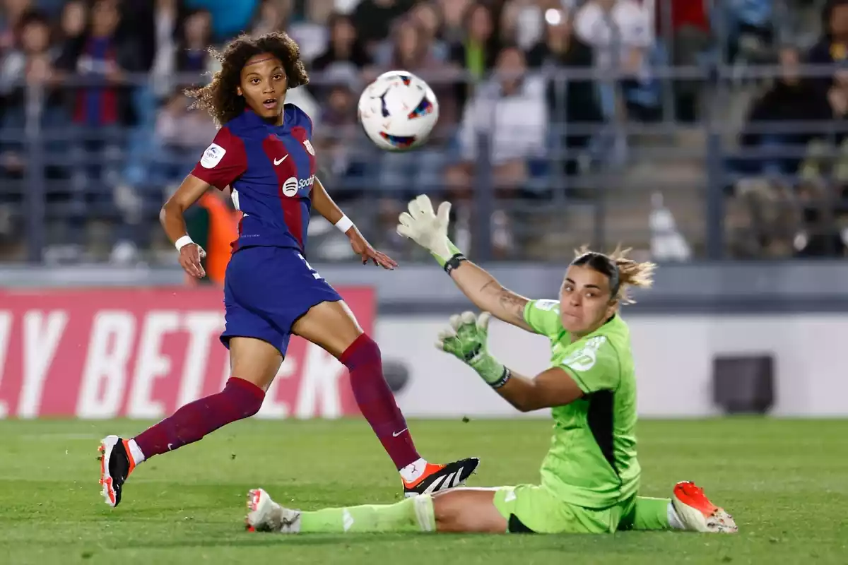 Vicky López disparando a portería contra el Real Madrid