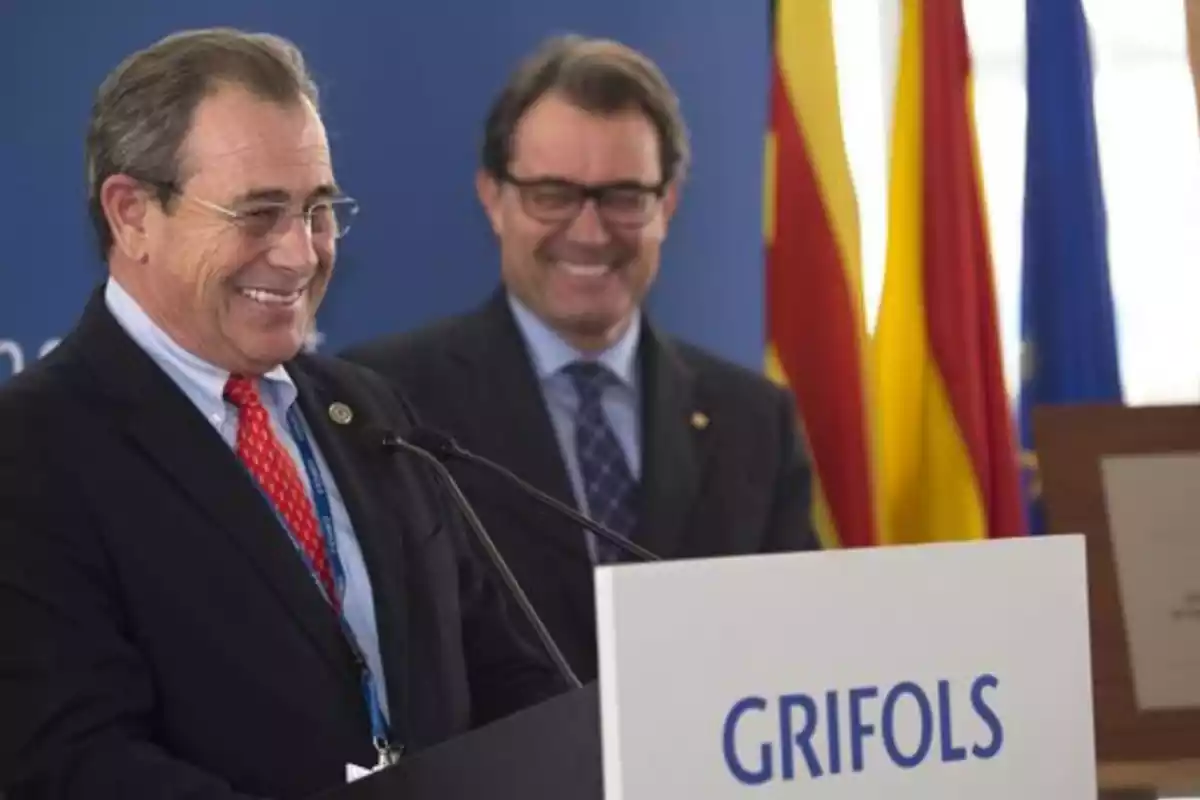 Víctor Grífols con el presidente de la Generalitat, Atrur Mas, en la sede de la multinacional