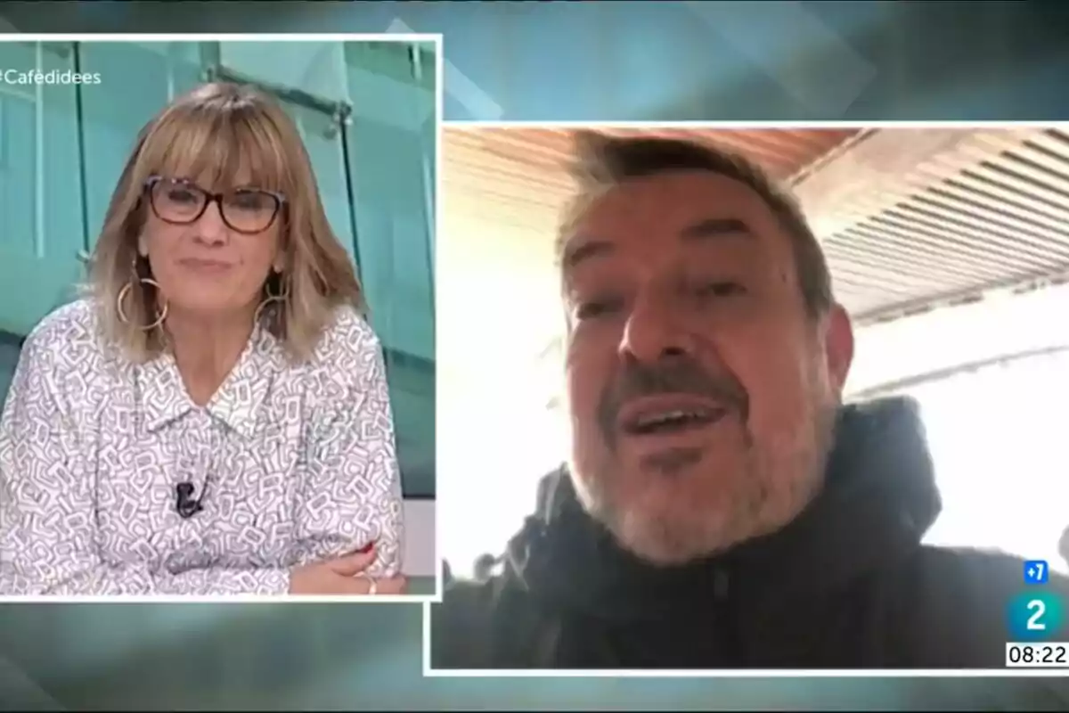 Captura de Gemma Nierga con gafas y una camisa blanca con patrones en Cafè d'idees, mientras Victor Paredes con barba aparece en una videollamada en la pantalla a su lado.