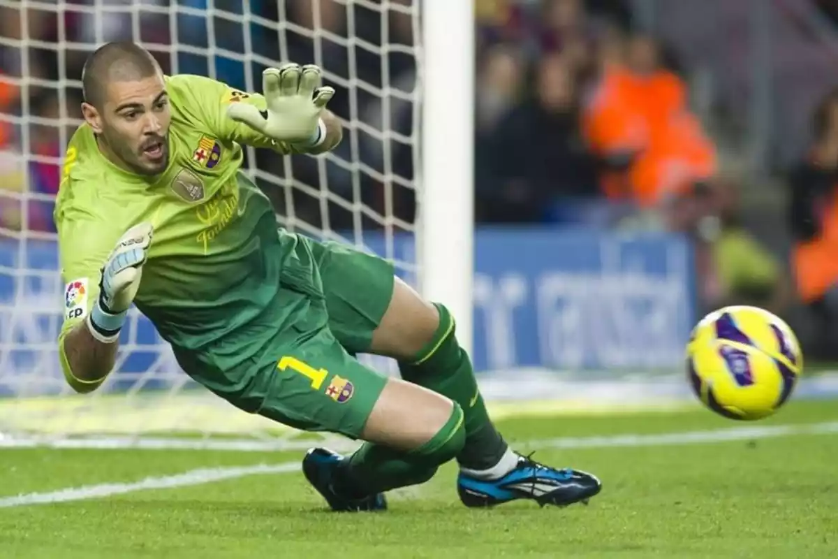 Víctor Valdés intentando parar un balón raso