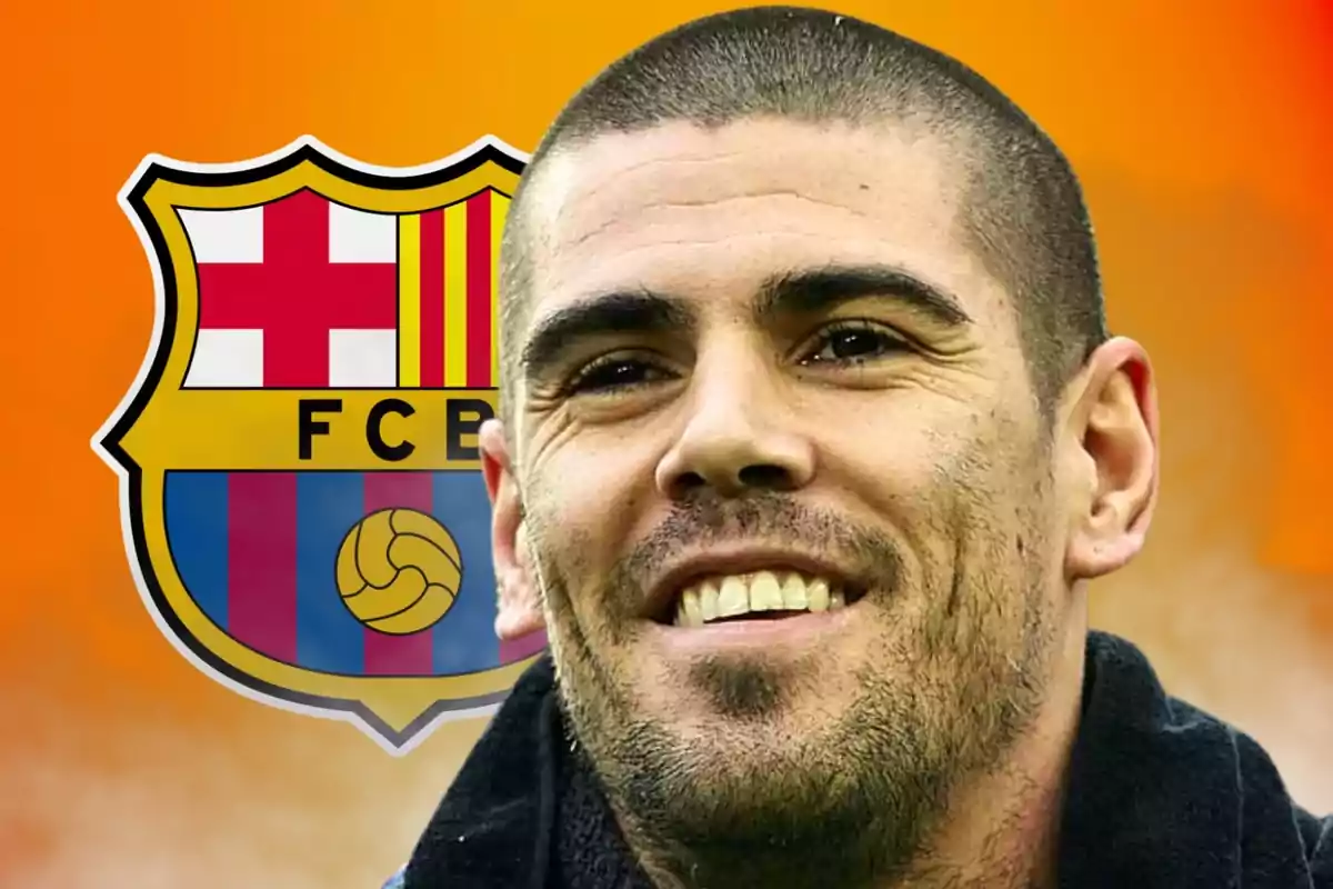 Un hombre sonriente con el escudo del FC Barcelona de fondo.