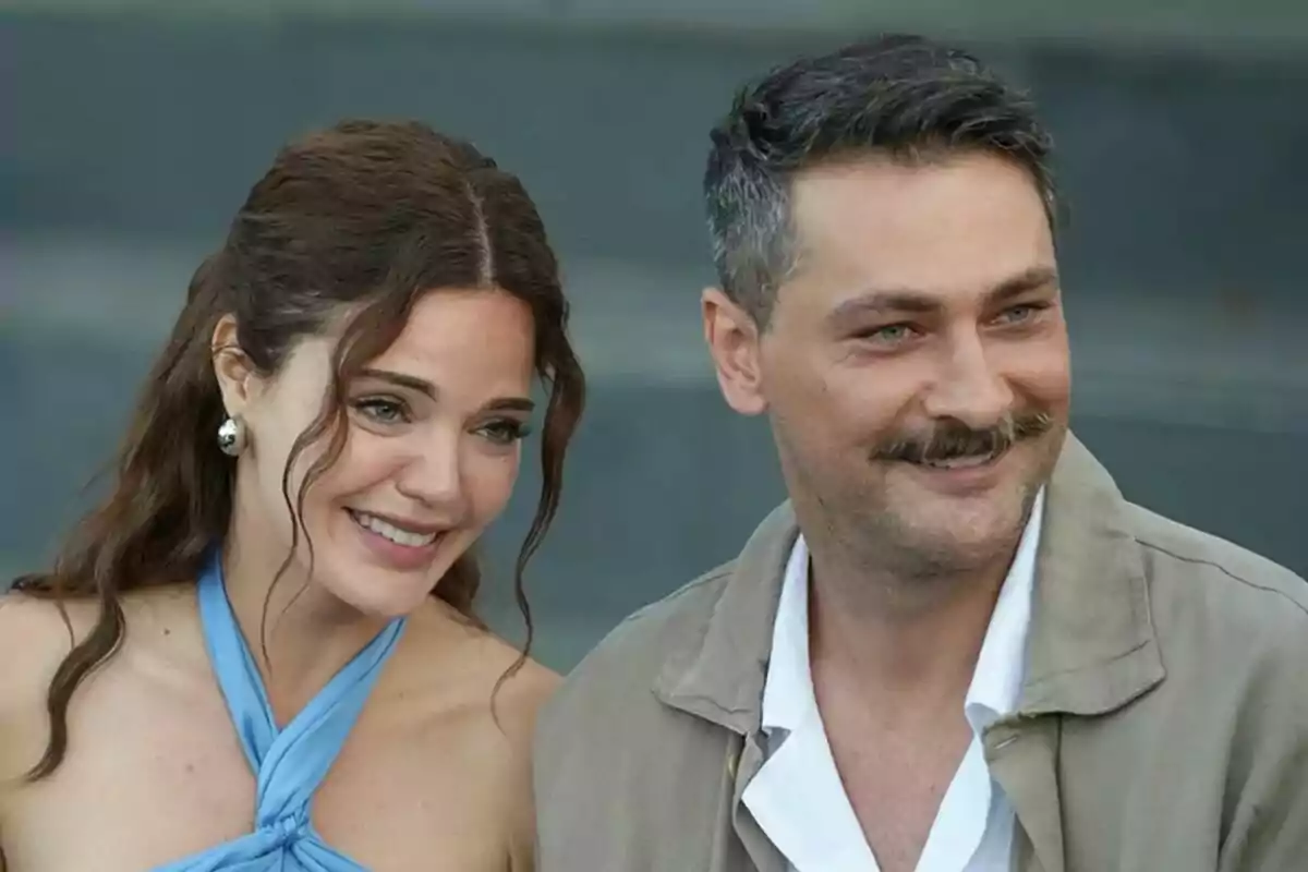 Fotografía de Hilal Altınbilek junto a Onur Tuna como protagonista de Una vida perfecta, serie turca de Telecinco