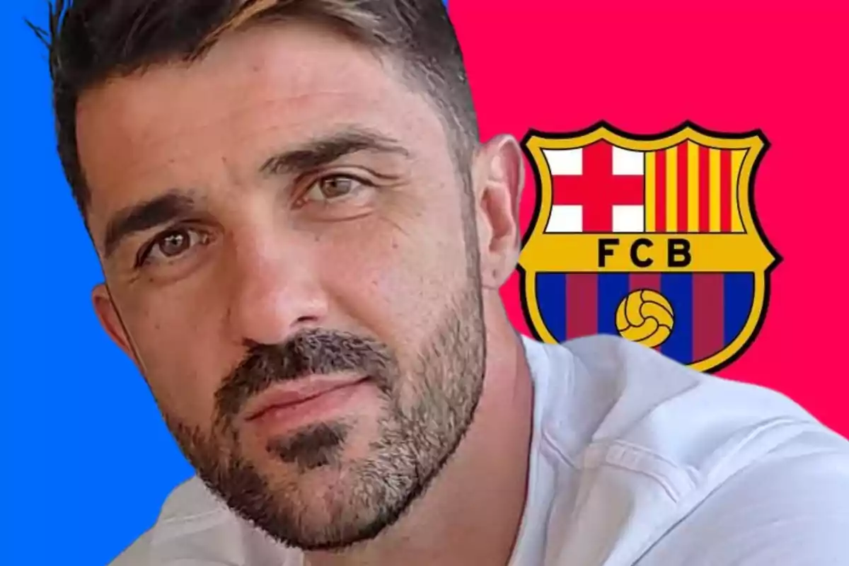 Un hombre con barba y cabello corto frente a un fondo con el escudo del FC Barcelona.