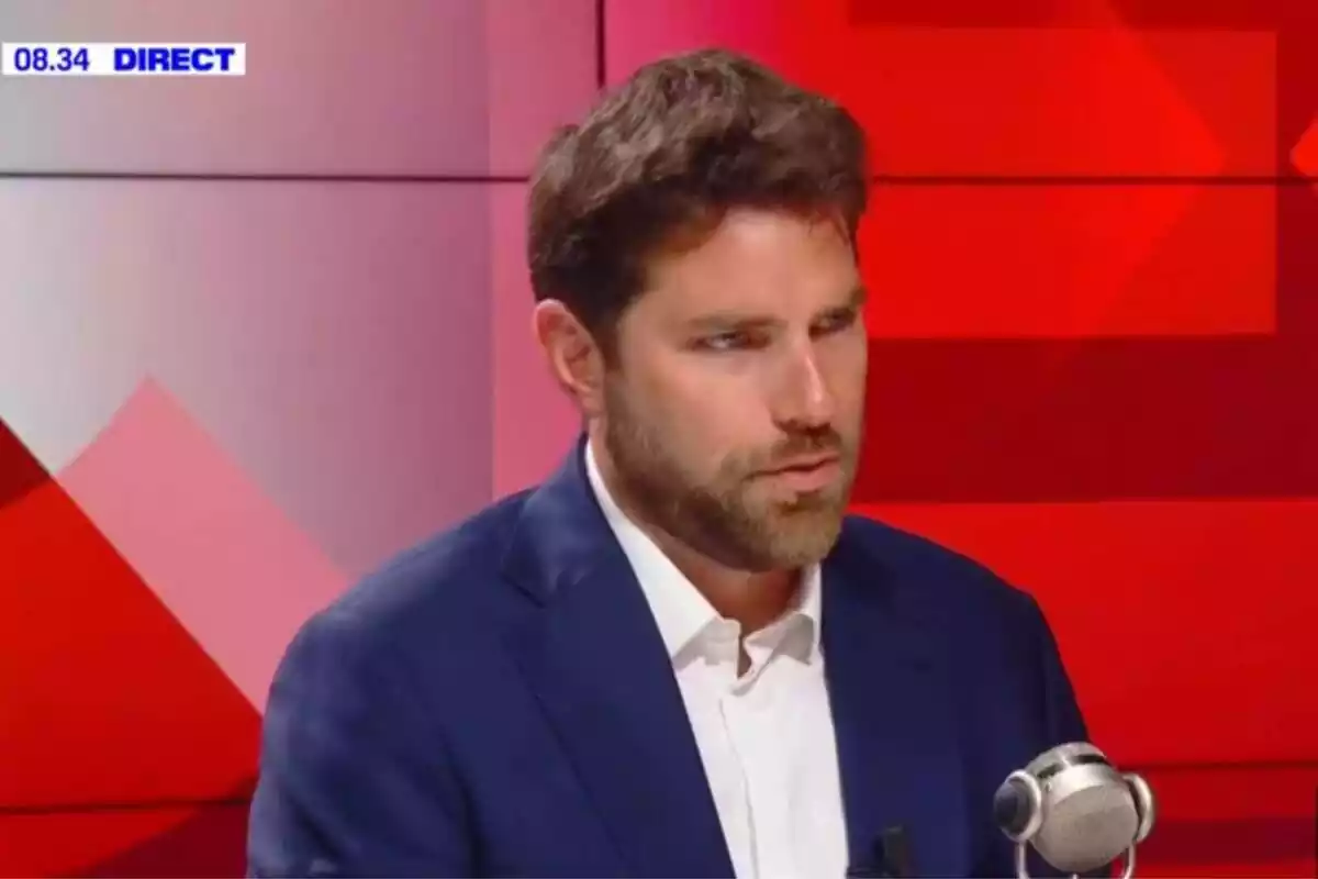 Vincent Jeanbrun, político francés del partido político Los Republicanos, en una intervención en un programa de televisión francesa con rostro serio Vincent Jeanbrun, político francés del partido político Los Republicanos, en una intervención en un programa de televisión francesa con rostro serio