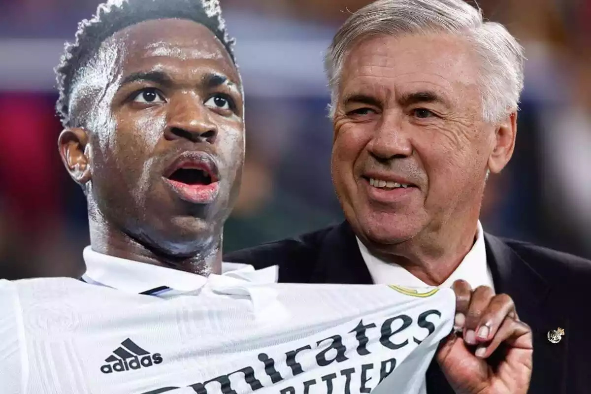 Vinícius Júnior se señala el escudo del Real Madrid con Carlo Ancelotti a su lado