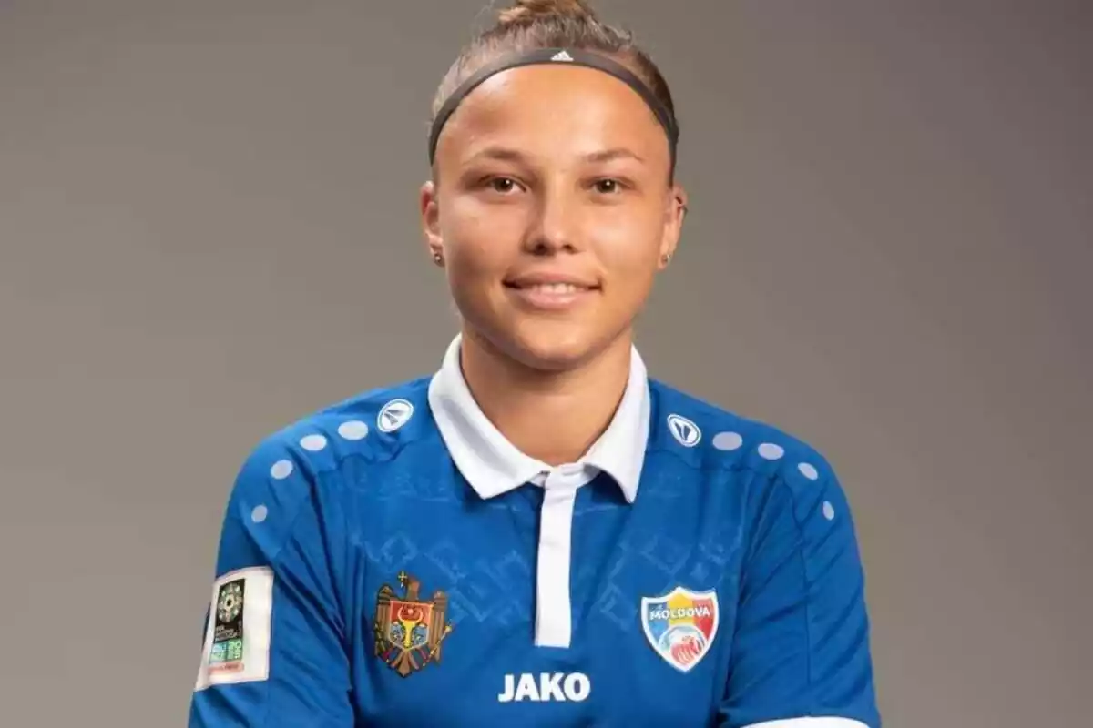 La futbolista Violeta Mitul, con rostro sonriente, vistiendo la camiseta de la selección de Moldavia