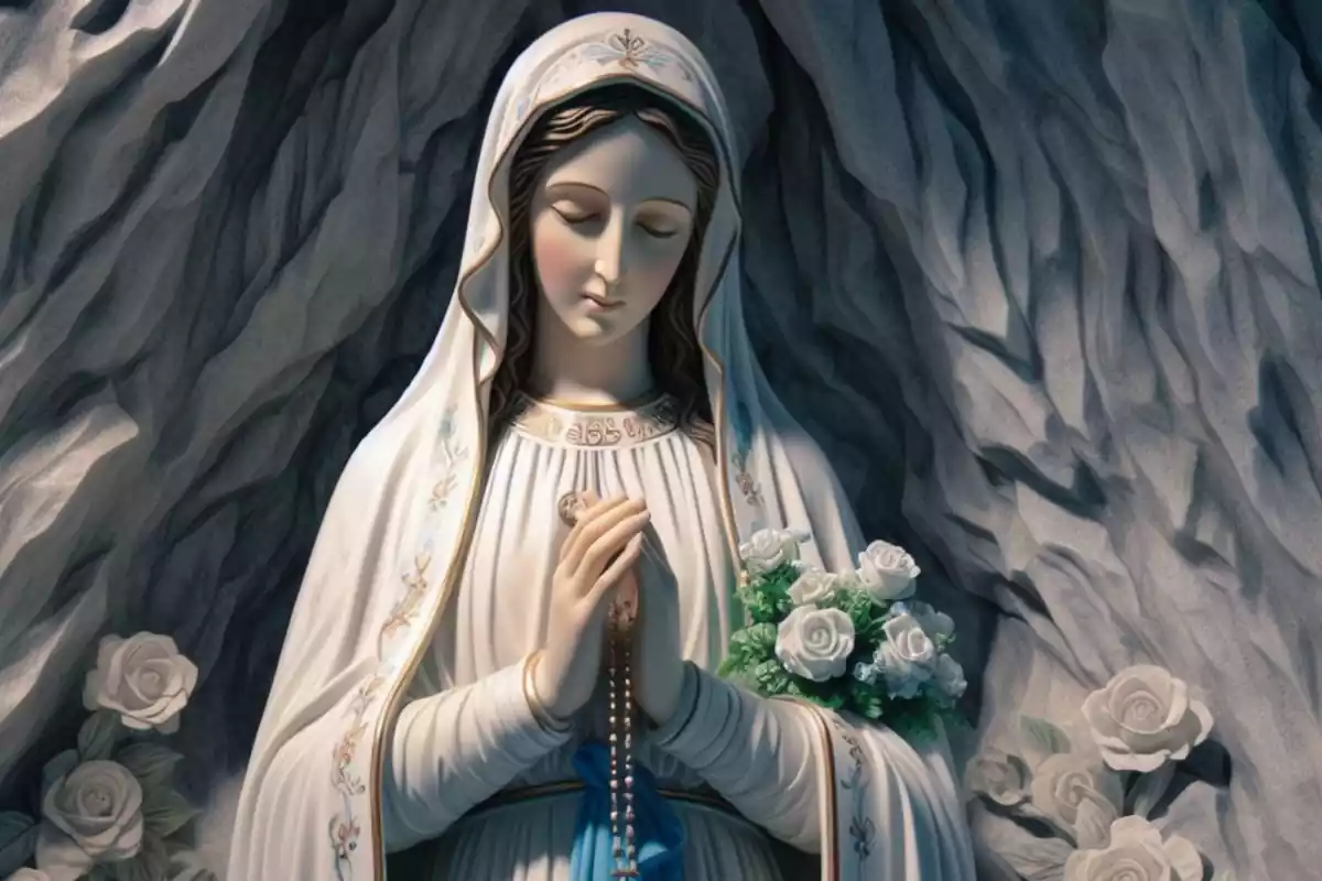 Imagen a color de la Bienaventurada Virgen María de Lourdes con un rosario en la mano