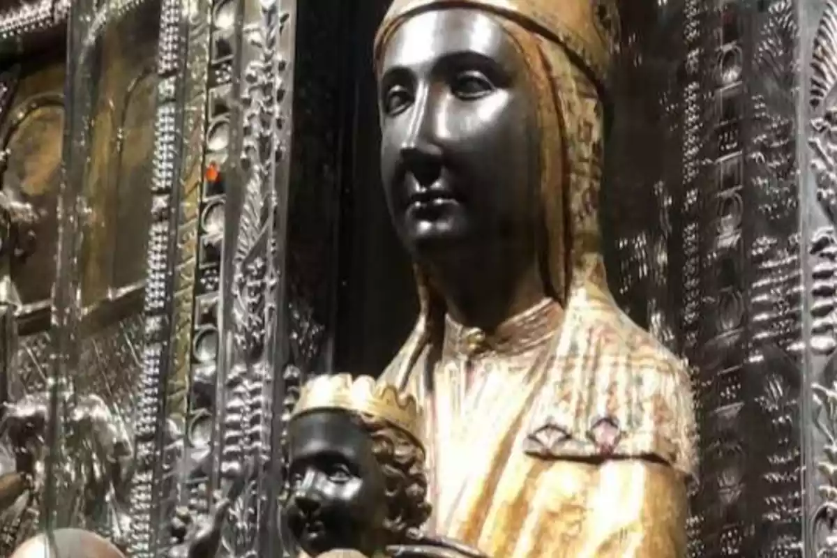 Imagen a color de la Virgen de Montserrat con el Niño en brazos