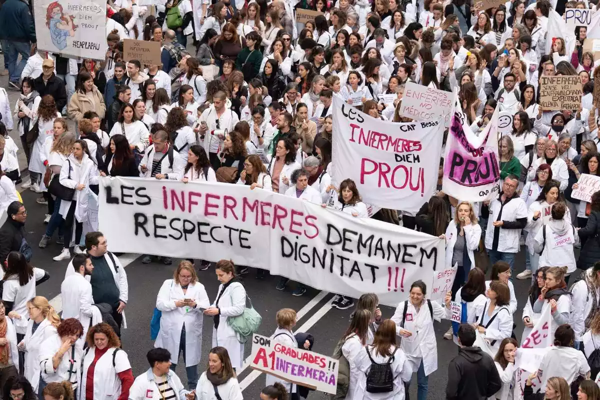 Vista general de sanitarios durante una manifestación contra el preacuerdo del Institut Català de la Salut (ICS) de la Generalitat, a 12 de diciembre de 2023