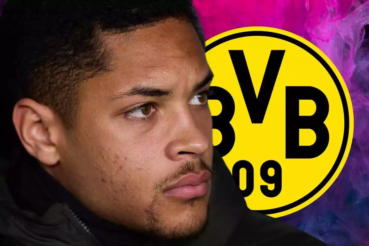 Vitor Roque en primer plano mirando a un costado hacia el escudo del Borussia Dortmund